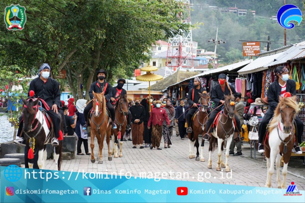 Foto arsip tradisi larung sesaji tahun 2021