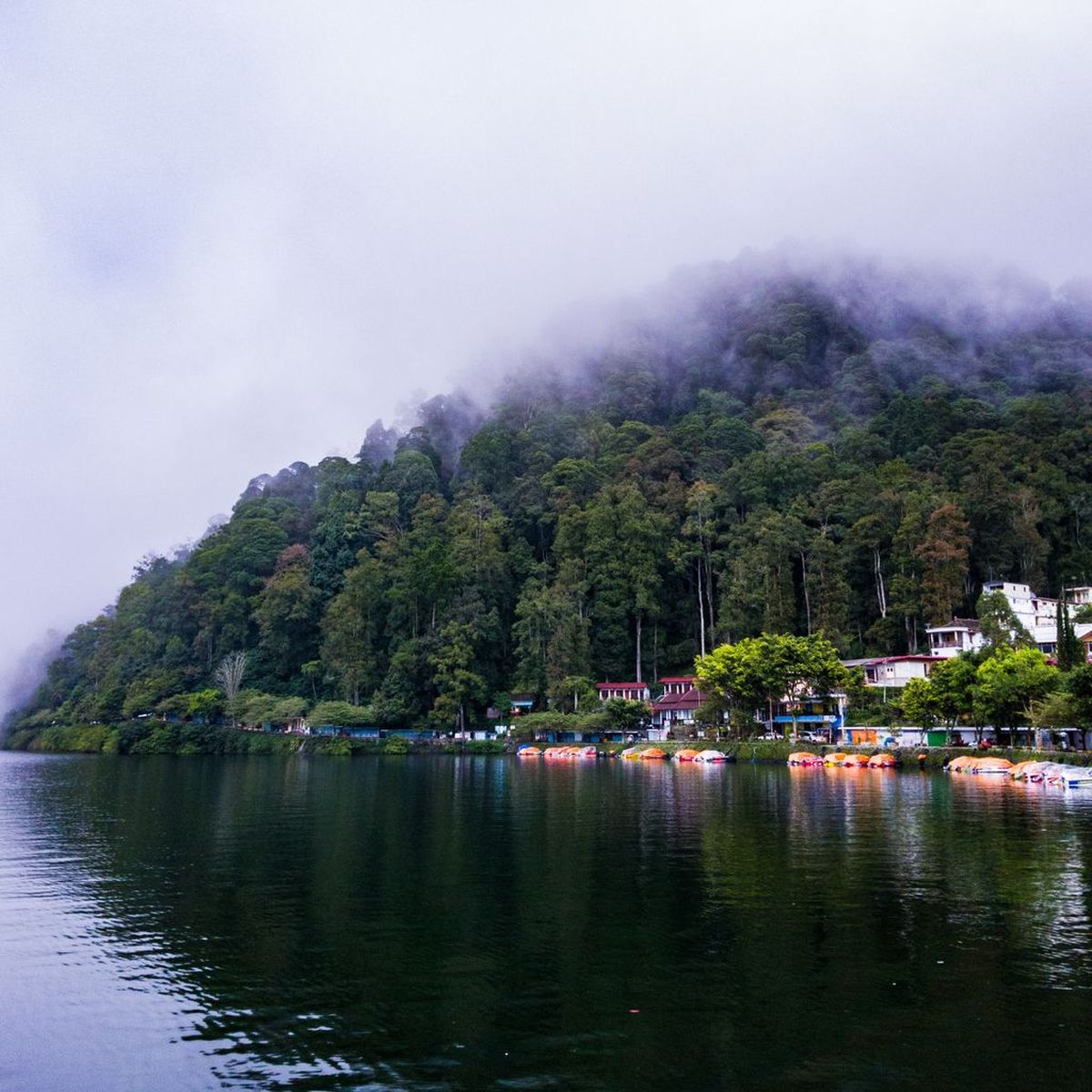 Pemandangan Telaga Sarangan dengan latar perbukitan